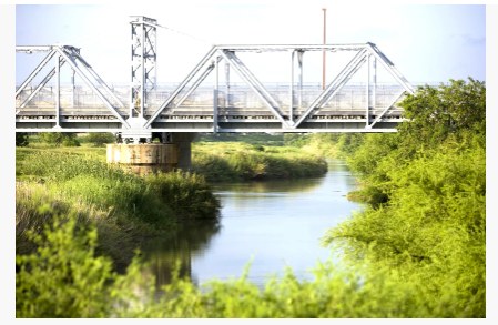 Brücke über einen Fluss – Sinnbild für das Überbrücken einer Vakanz im Finanzmanagement